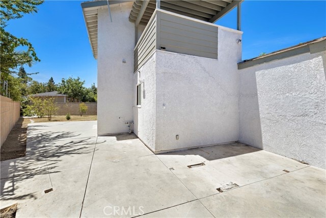 Building Photo - 822 E Borchard Ave