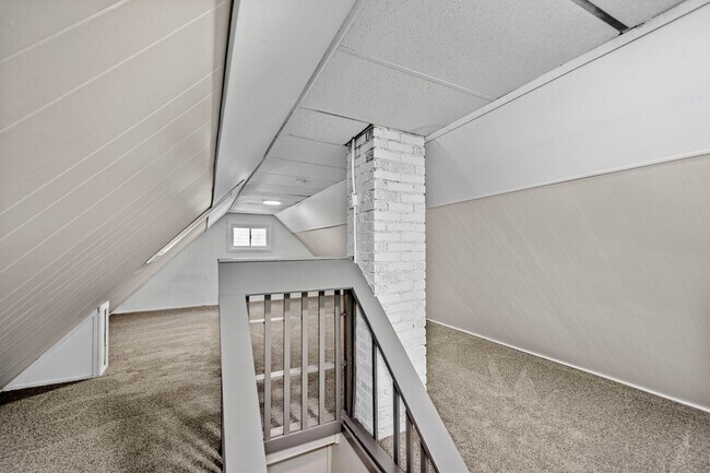 Building Photo - Beautiful 3 bedroom home in Munhall available November 1!