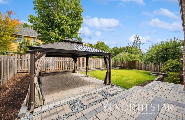 Building Photo - Westlake Traditional with Private, Level B...