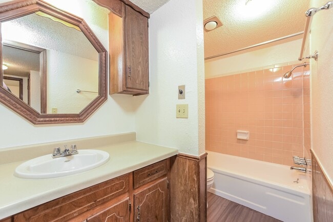 Classic unit bathroom (10FB10) - Vines at Eleanor