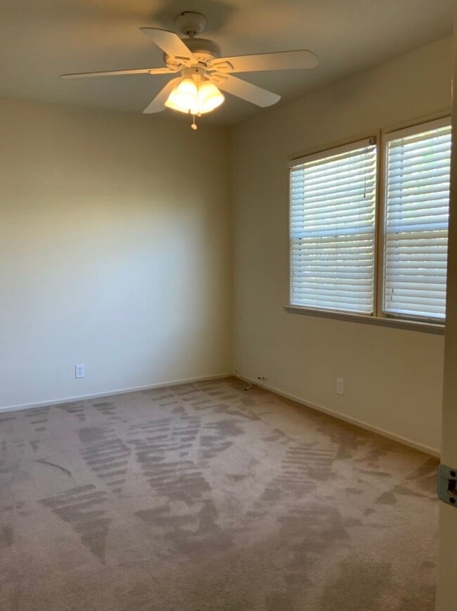 Building Photo - Remodeled one bedroom/1 bath upper unit - ...