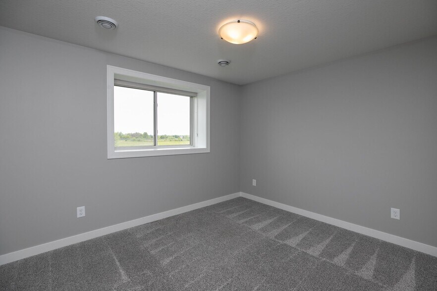 Building Photo - 699 Steenhoek Ln NE