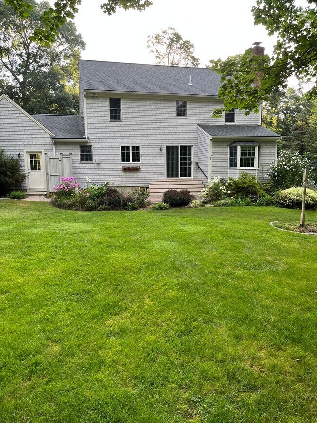 Building Photo - Executive 4 Br / 2.5 Ba Executive Colonial in Sandwich