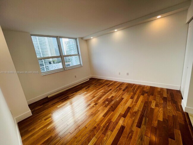 Building Photo - 1155 Brickell Bay Dr