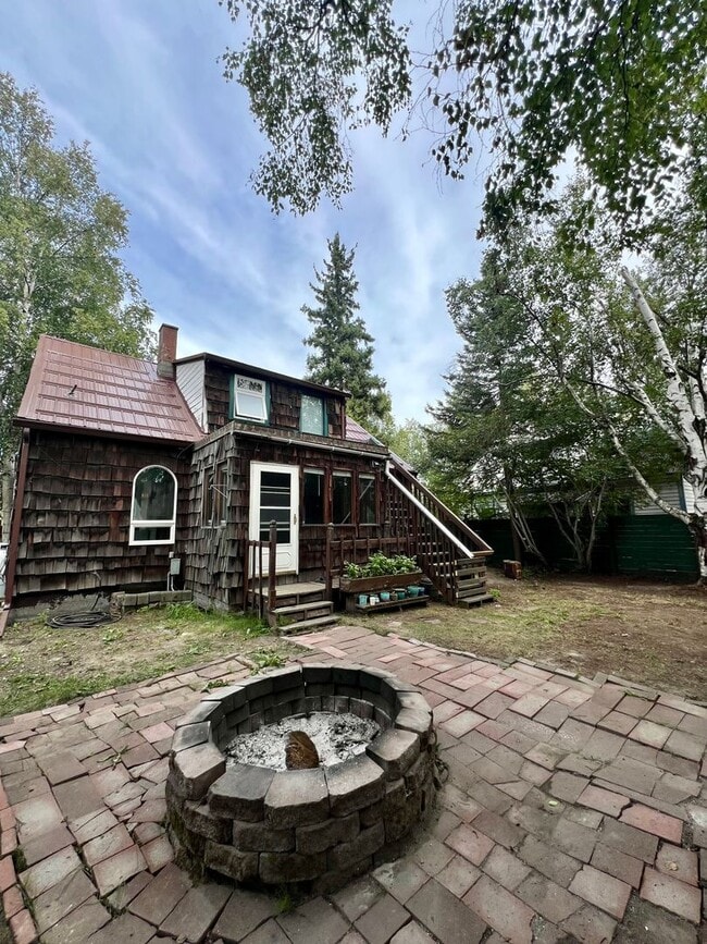 Building Photo - Downtown Home in Fairbanks!!