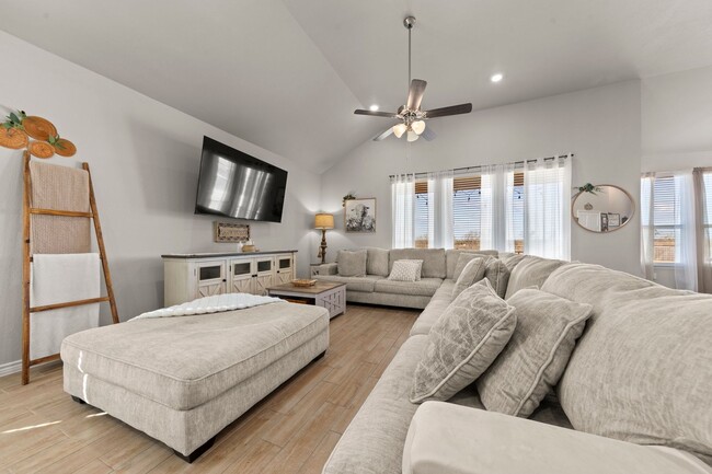 Building Photo - Upscale Living!