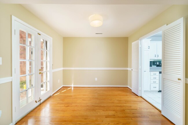 Building Photo - 2 Bedroom 2.5 Bath Condo in Chevy Chase