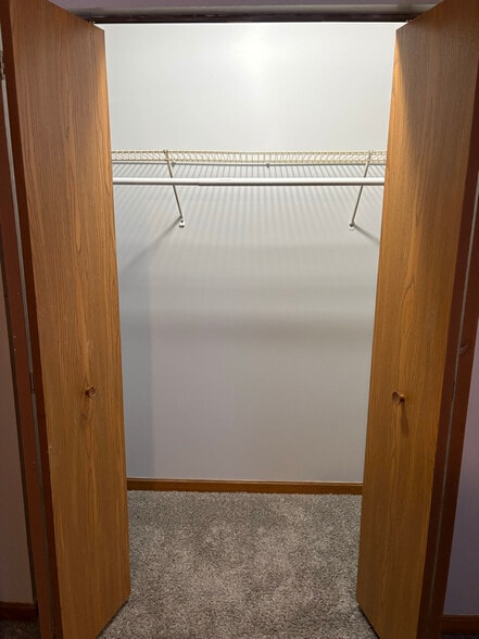 Building Photo - 1112 1/2 Hocking Rd