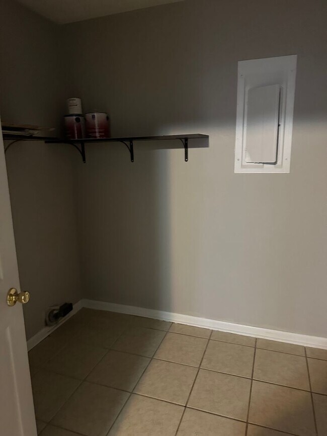 Building Photo - Move in special !!! 1/2 off First months r...