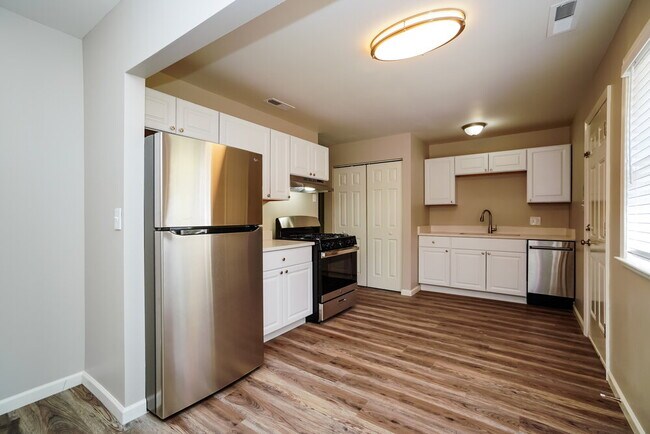 Building Photo - 1670 Dundee Pl