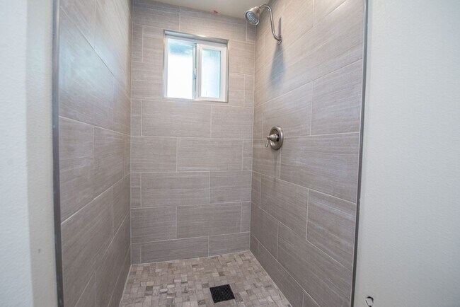 Building Photo - Completely Remodeld W/ Swimming Pool!