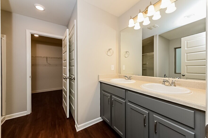 Building Photo - 517 Emporia Loop