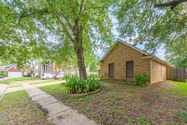 Building Photo - 1813 Oakwood Dr E
