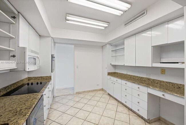 Building Photo - 5055 Collins Ave