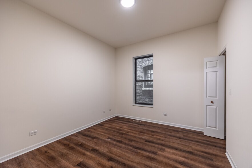 Building Photo - 2833 W Medill Ave