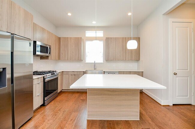 Building Photo - 5903 Val Verde St