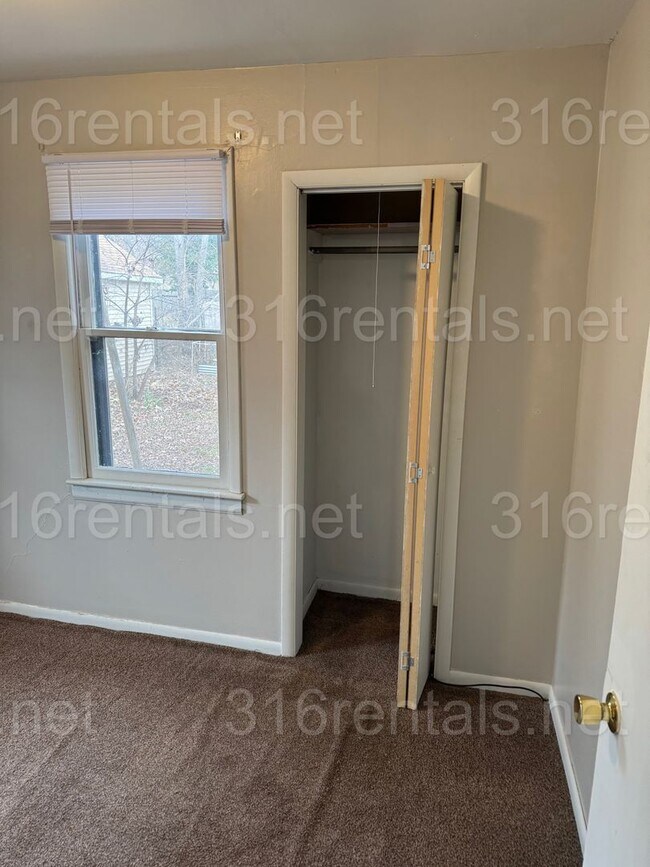 Building Photo - 3 Bedroom 1 bath house available now