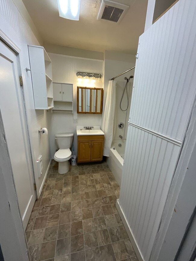 Building Photo - 2304 N Fir St