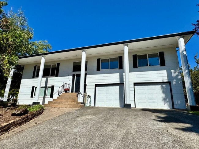 Primary Photo - Mini Mansion in Salmon creek in mature nei...