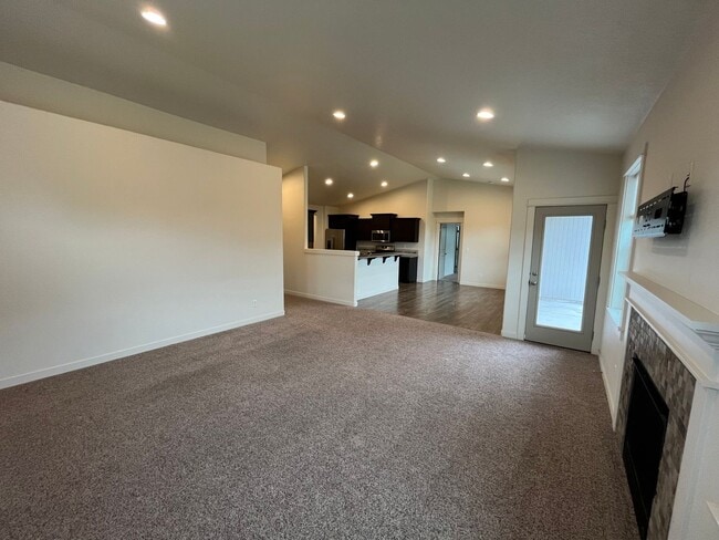 Building Photo - 3 Bedroom + Office in NW Redmond