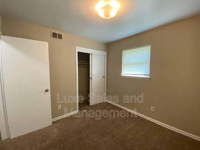 Building Photo - 406 W Douglas Dr