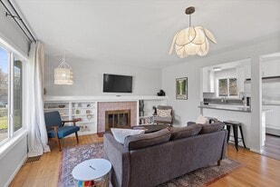 Building Photo - 4775 SW Beech Dr