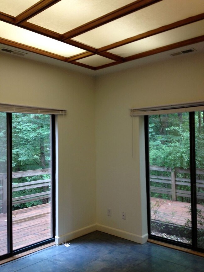 Building Photo - 1 Bed Apartment super close to UNC campus!  Quiet neighborhood & feels like living in a Tree House!
