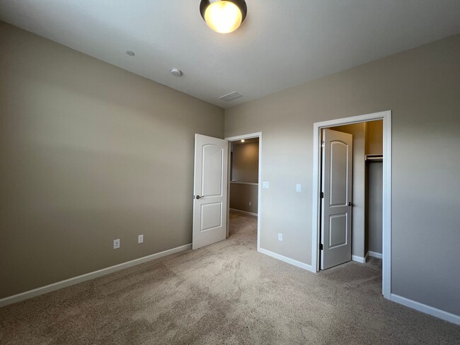 Building Photo - Modern 4/2.5 Townhome in Minden