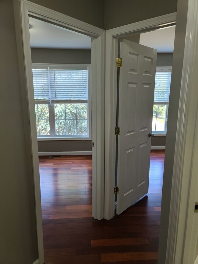 Building Photo - 3 Bedroom 2 1/2 bath end unit Townhome for...