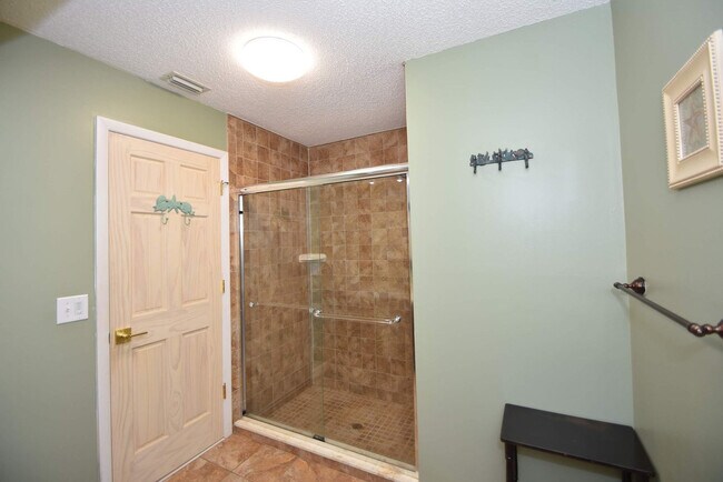 Building Photo - 3 Cherokee Ct W