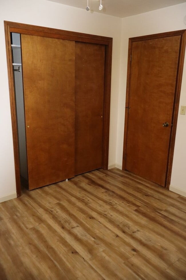 Building Photo - Quiet neighbor Home