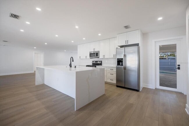 Building Photo - 328 Monet Dr