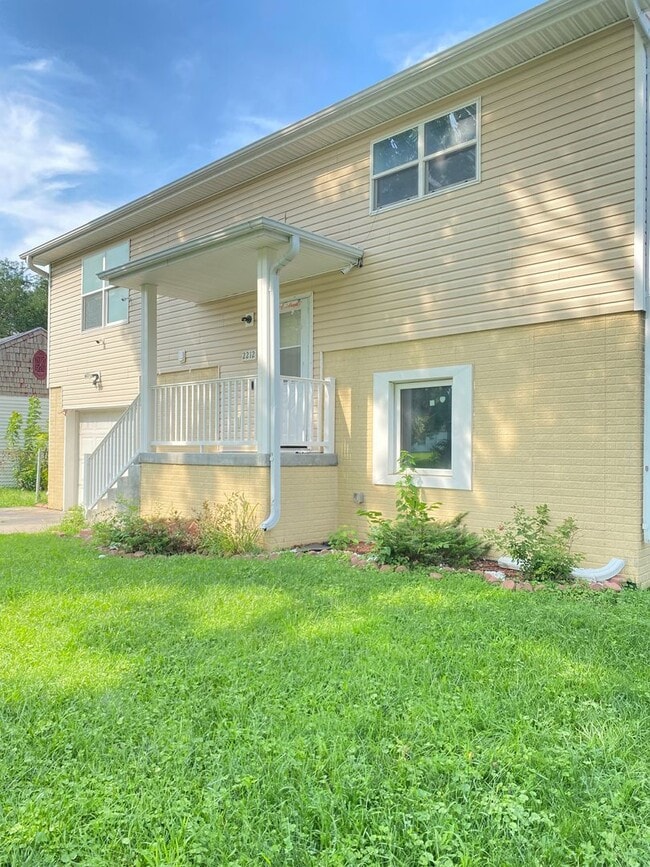 Building Photo - Stunning 5 bedroom, 2 bathroom house!