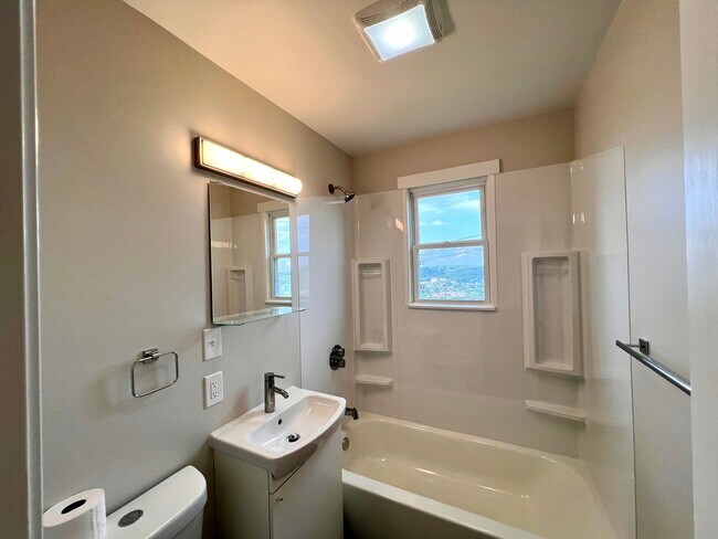 Building Photo - JUST Renovated! - 3 Bedroom 1 Bathroom - C...