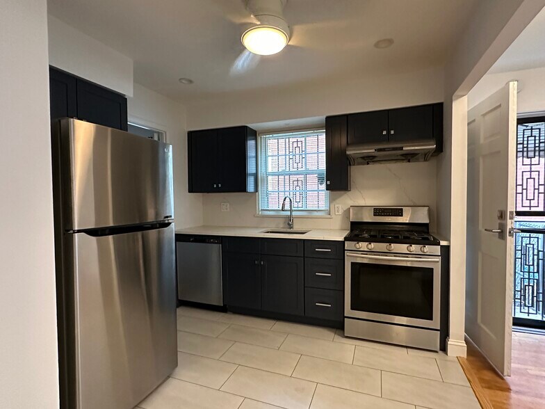 Kitchen - 1843 Clintonville St