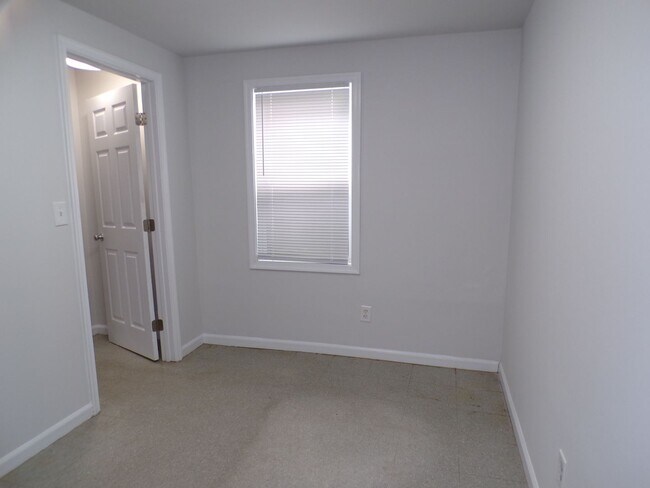 Building Photo - 3 BDRM, 2 BA Rambler w/ Basement - Great l...