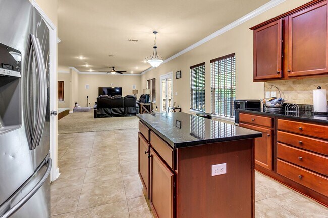 Building Photo - 5 Bedrooms in Crestview!!