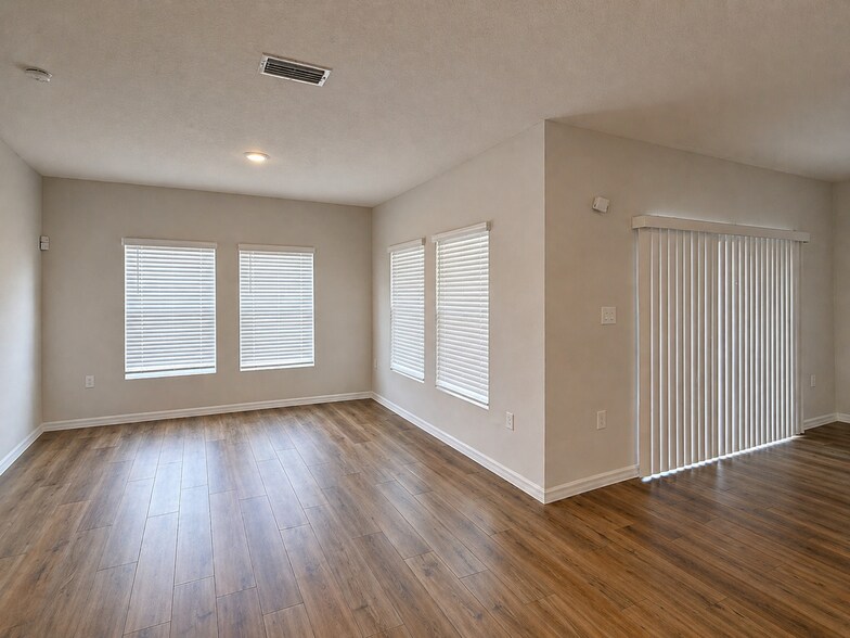 Building Photo - 1305 Current Pl