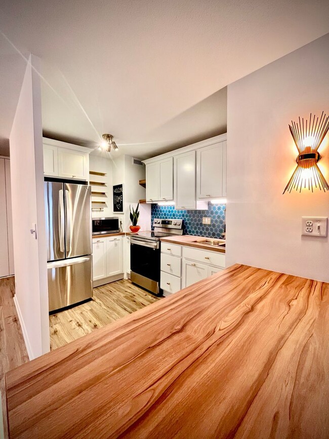 Building Photo - Newly Renovated 2bd/2ba Dwtn Condo!