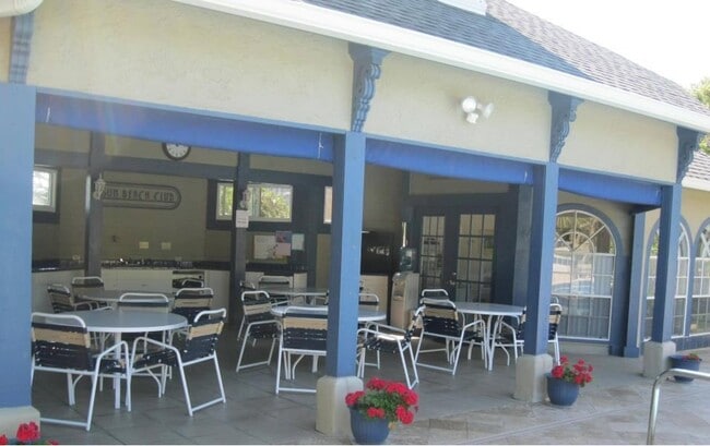 Building Photo - Remodeled beach condo steps away from the beach!!!