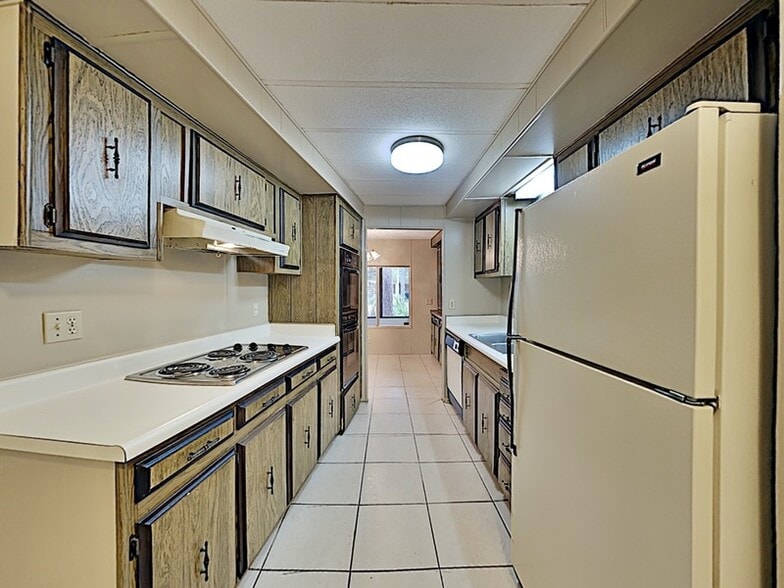 Building Photo - 532 W Plantation Blvd