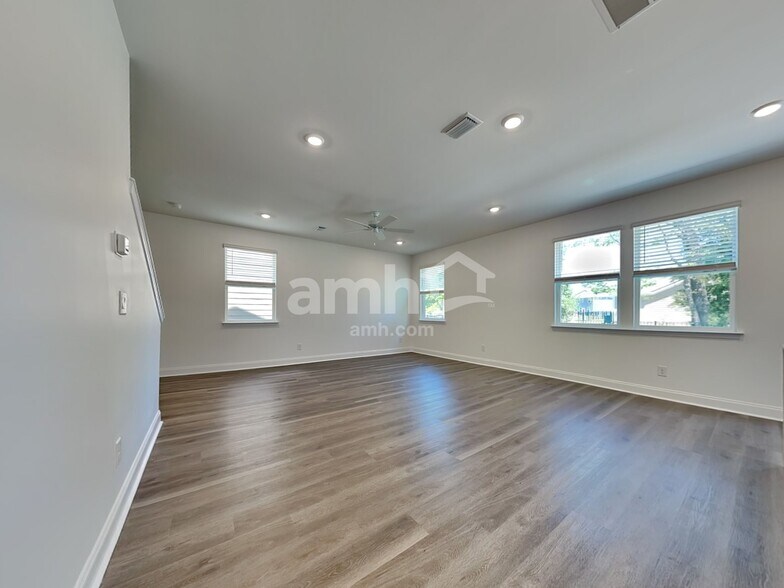 Building Photo - 102 Bellows Bnd