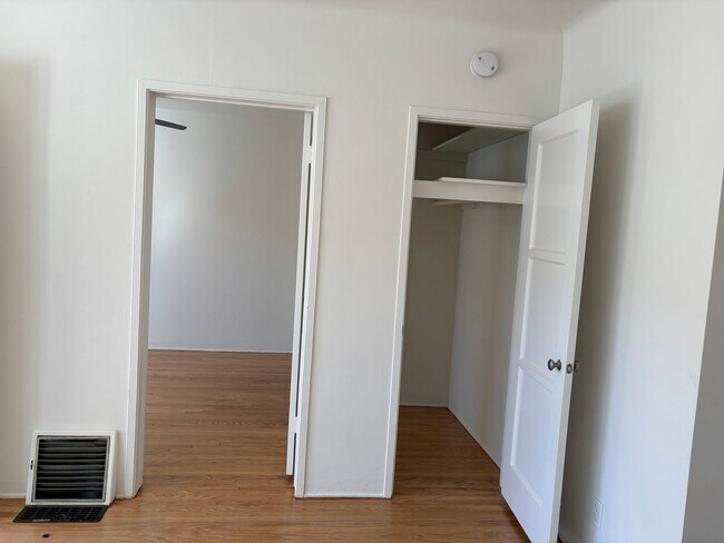 Building Photo - Western, 1151-1153