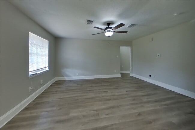 Building Photo - 4427 Oakside Dr
