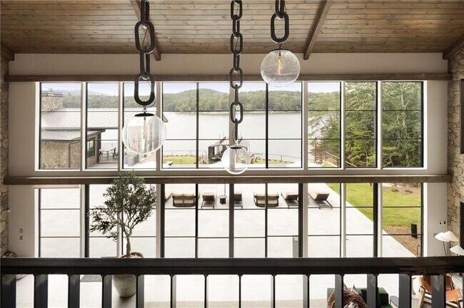 Building Photo - 725 Rocky Point Dr