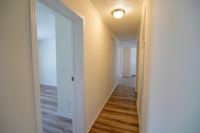 Building Photo - Private home on large lot!