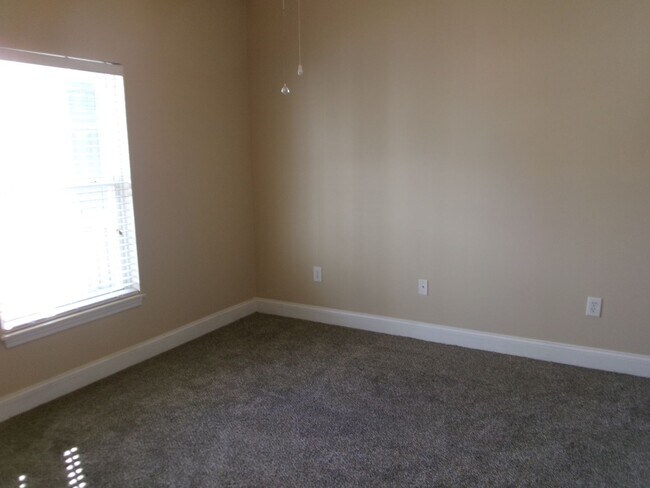 Building Photo - 3 bedroom, 2 bath condo in The Fountains
