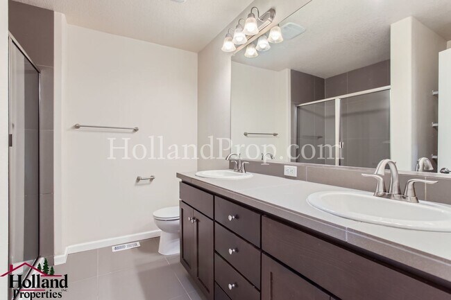 Building Photo - Charming 3-Bedroom Townhome in Prime Hills...