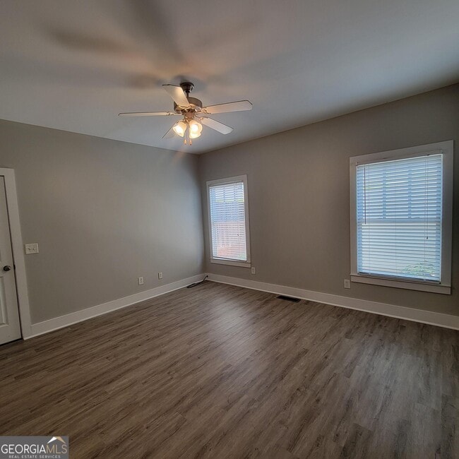 Building Photo - 1111 Surrey Ln