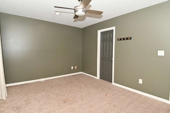 Building Photo - Spacious 4-Bedroom Haven with 2.5 Baths and Nearly 3,000 Sq Ft of Comfort in Indianapolis!